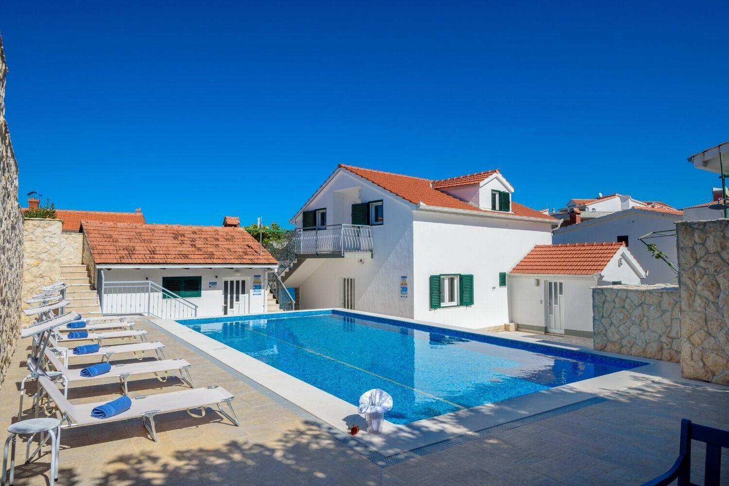 Apartments Bisernica-With Pool Razanj Ngoại thất bức ảnh