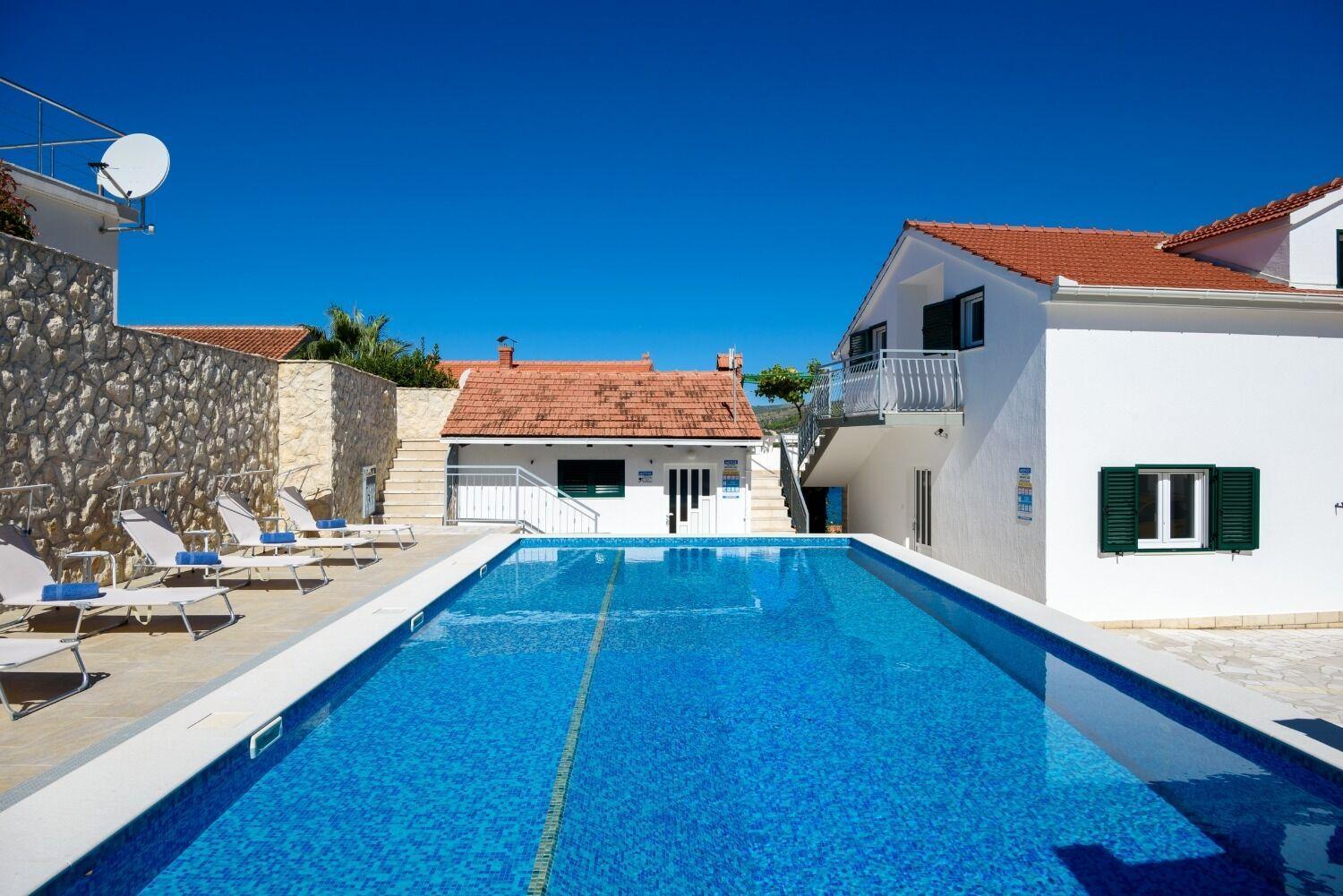 Apartments Bisernica-With Pool Razanj Ngoại thất bức ảnh